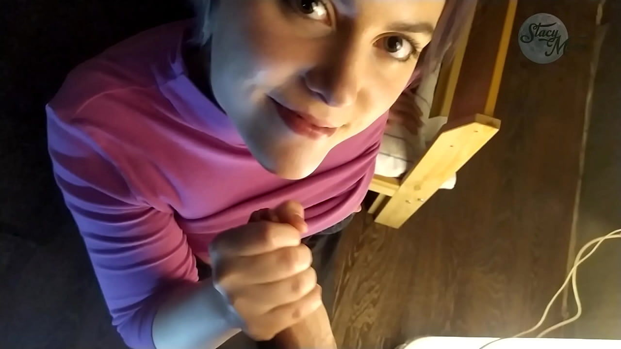 Typisk russisk hjemmeporno med pikkplott og en god dyp slurk