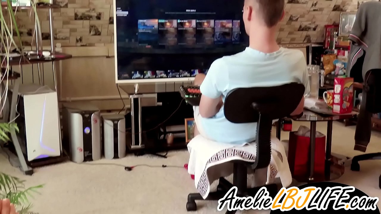 Jenta onanerer med sexleketøy for kjæresten å spille dataspill