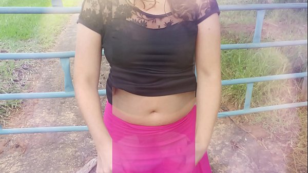 Leker på gården, en ekte huskone, tispe tispe og hennes hanefulle ektemann i naturen