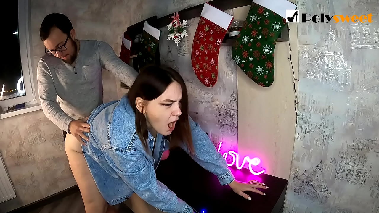 Fyren likte å knulle en pen jente med hestehale i rumpa med munnen og pikken