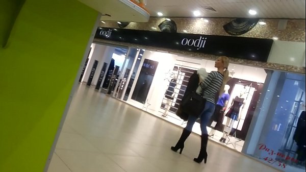 Kul dama i supermarkedet.